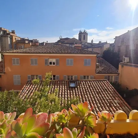 Sunny With View In History Center Apartment *